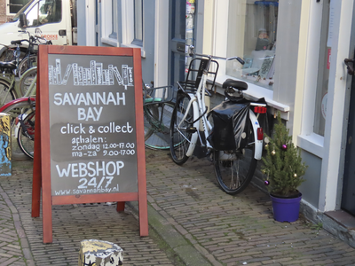 902249 Afbeelding van een buitenbord 'click & collect' van Boekwinkel Savannah Bay (Telingstraat 13) te Utrecht.N.B. De ...